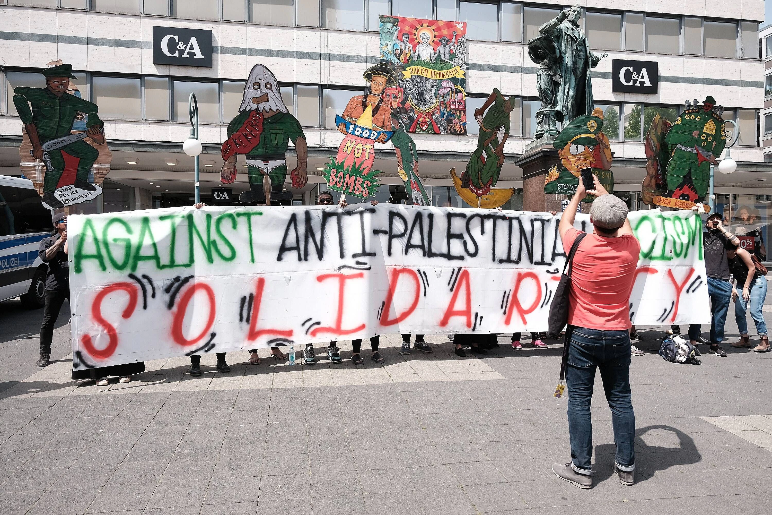 Demonstration in Kassel, mit Figuren des indonesischen Kollektivs Taring Padi