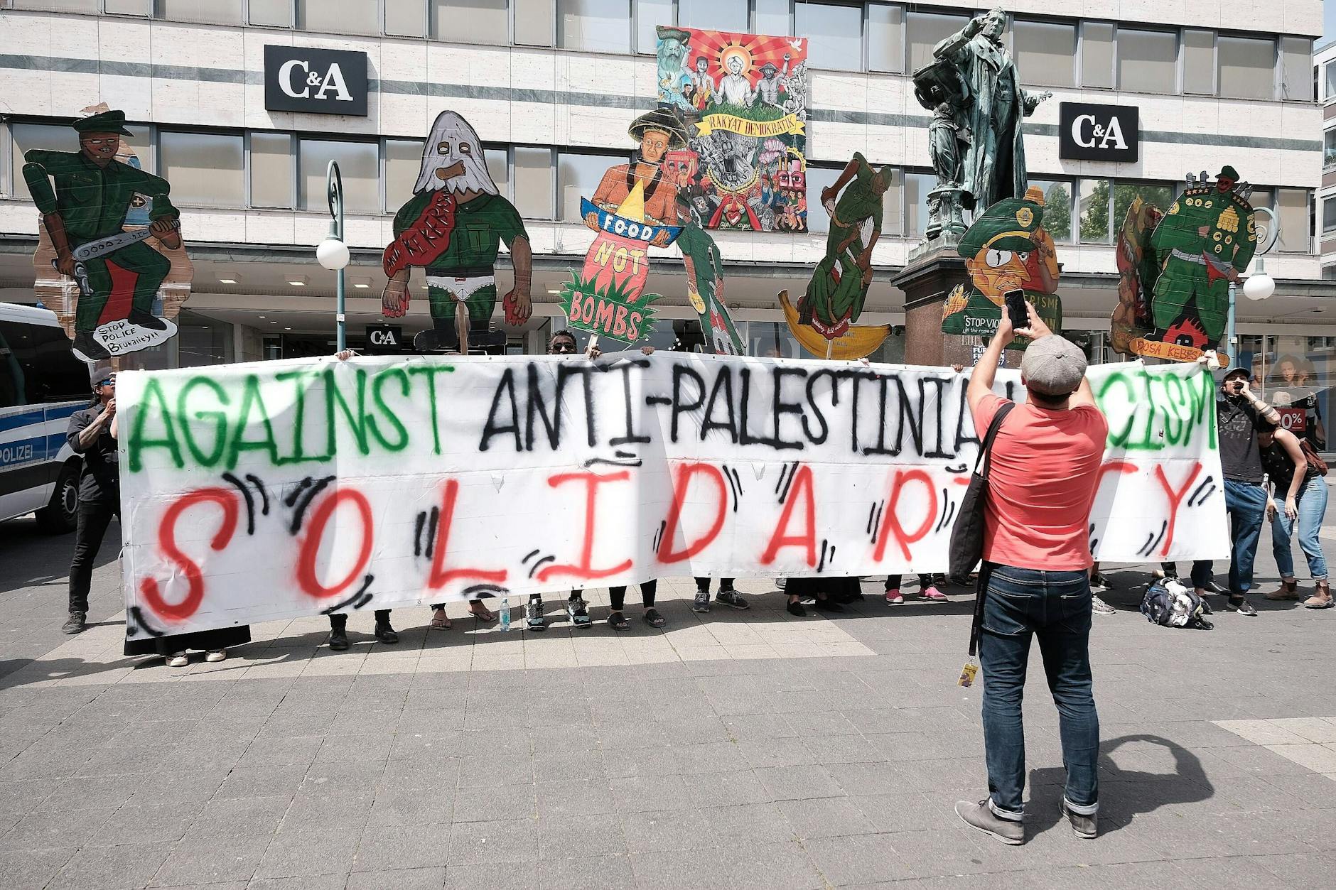 Demonstration in Kassel, mit Figuren des indonesischen Kollektivs Taring Padi