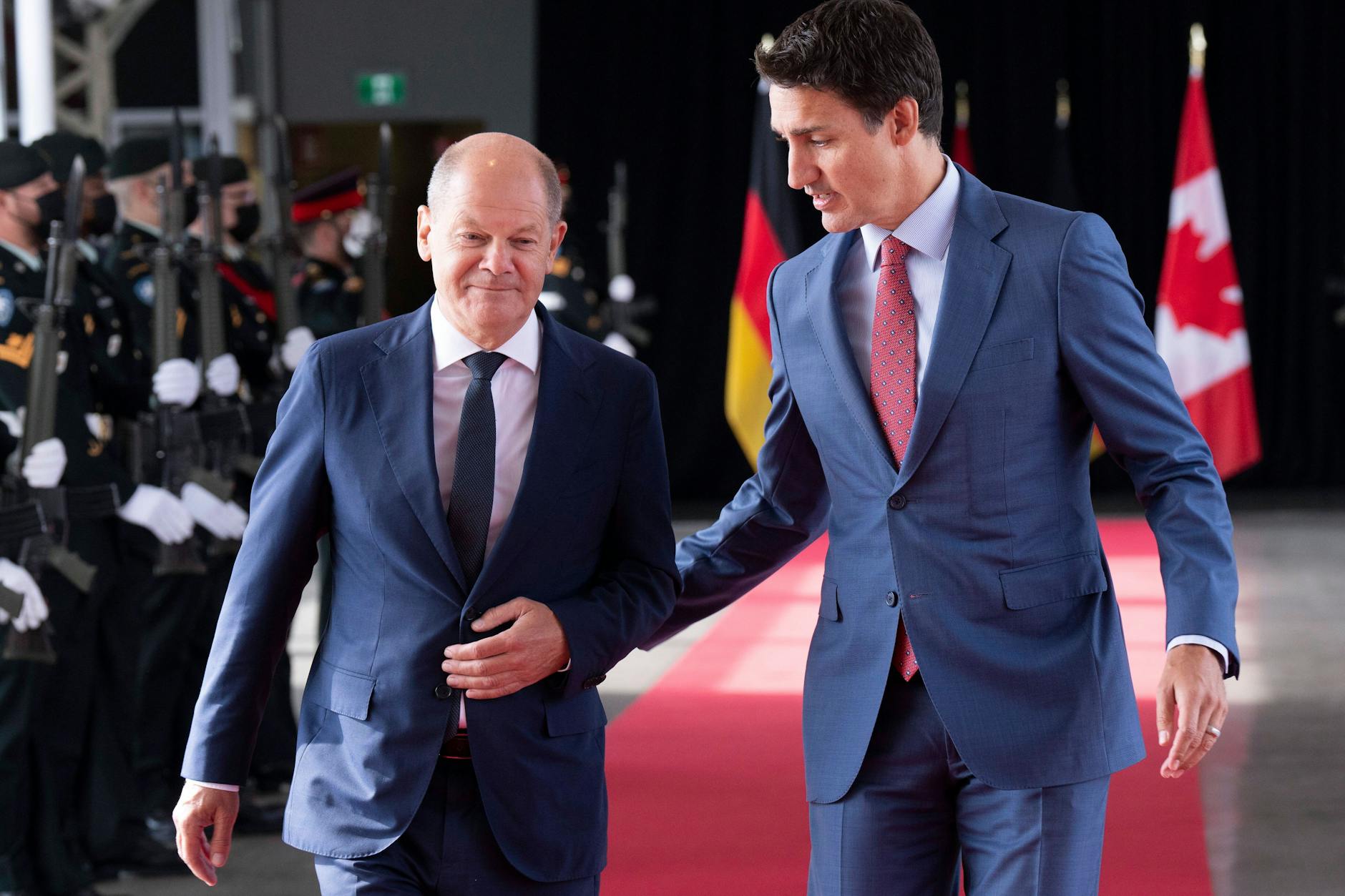 Kanadischer Premierminister Justin Trudeau begrüßt Bundeskanzler Olaf Scholz am Montag, den 22. August 2022 in Montreal.