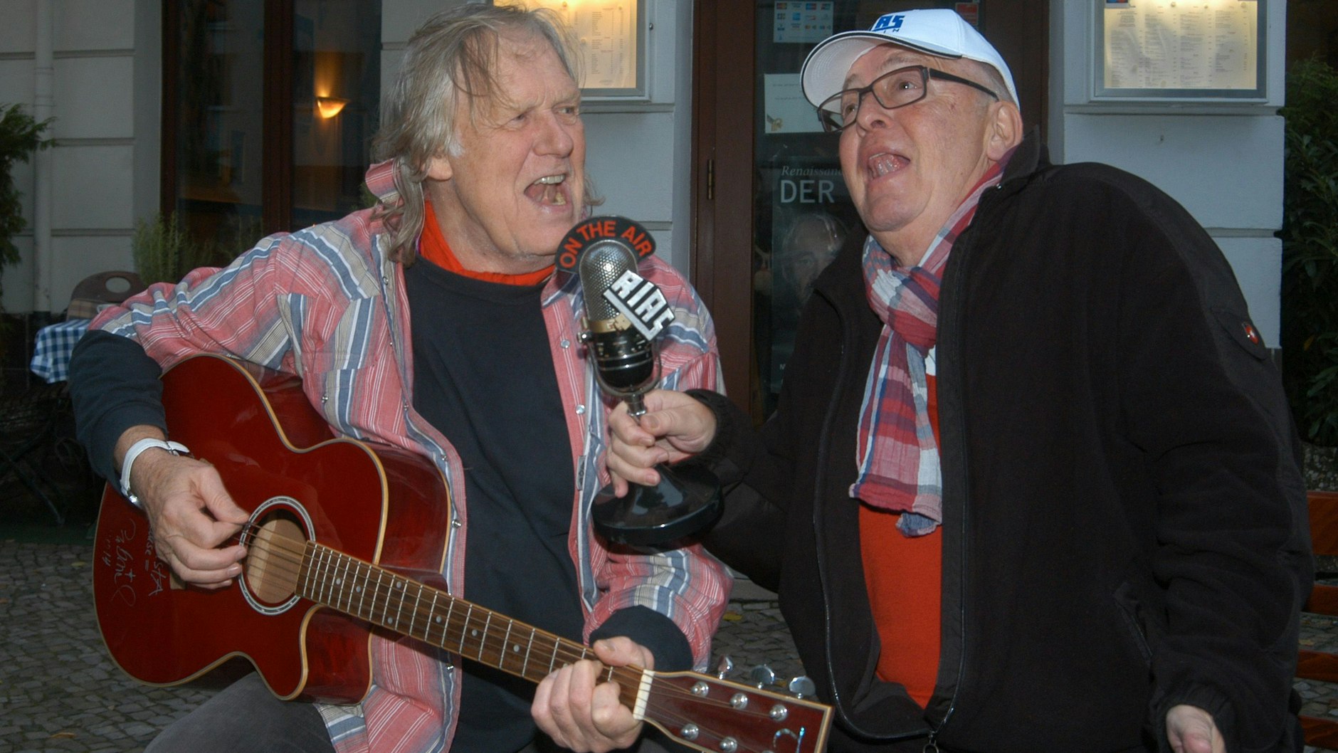 Nero Brandenburg war immer dabei, um Stimmung zu machen. Mit Gunter Gabriel (starb 2017) machte der Radio-Mann mit RIAS-Mütze und Mikro spontan ein Straßenkonzert.