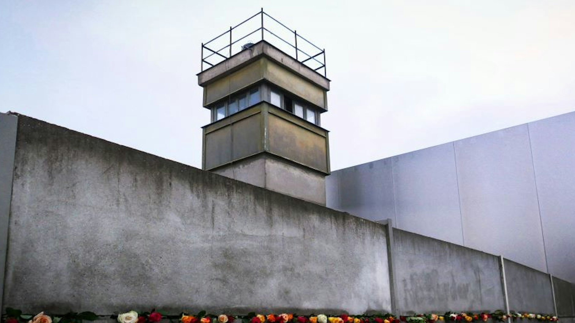 Reste der Berliner Mauer mit Wachturm 