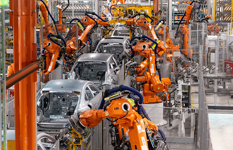 Roboter von ABB arbeiten an der Karosserie von verschiedenen Automodellen.
