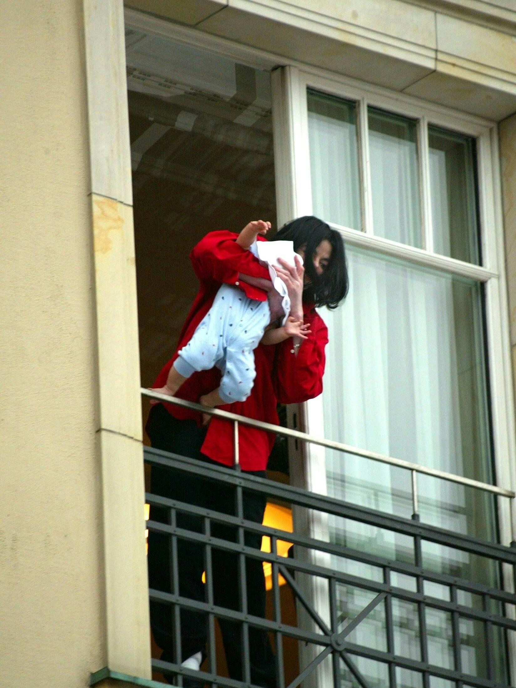 Schockmoment: Michael Jackson hält seinen neun Monate alten Sohn über die Brüstung im fünften Stock des Hotels.