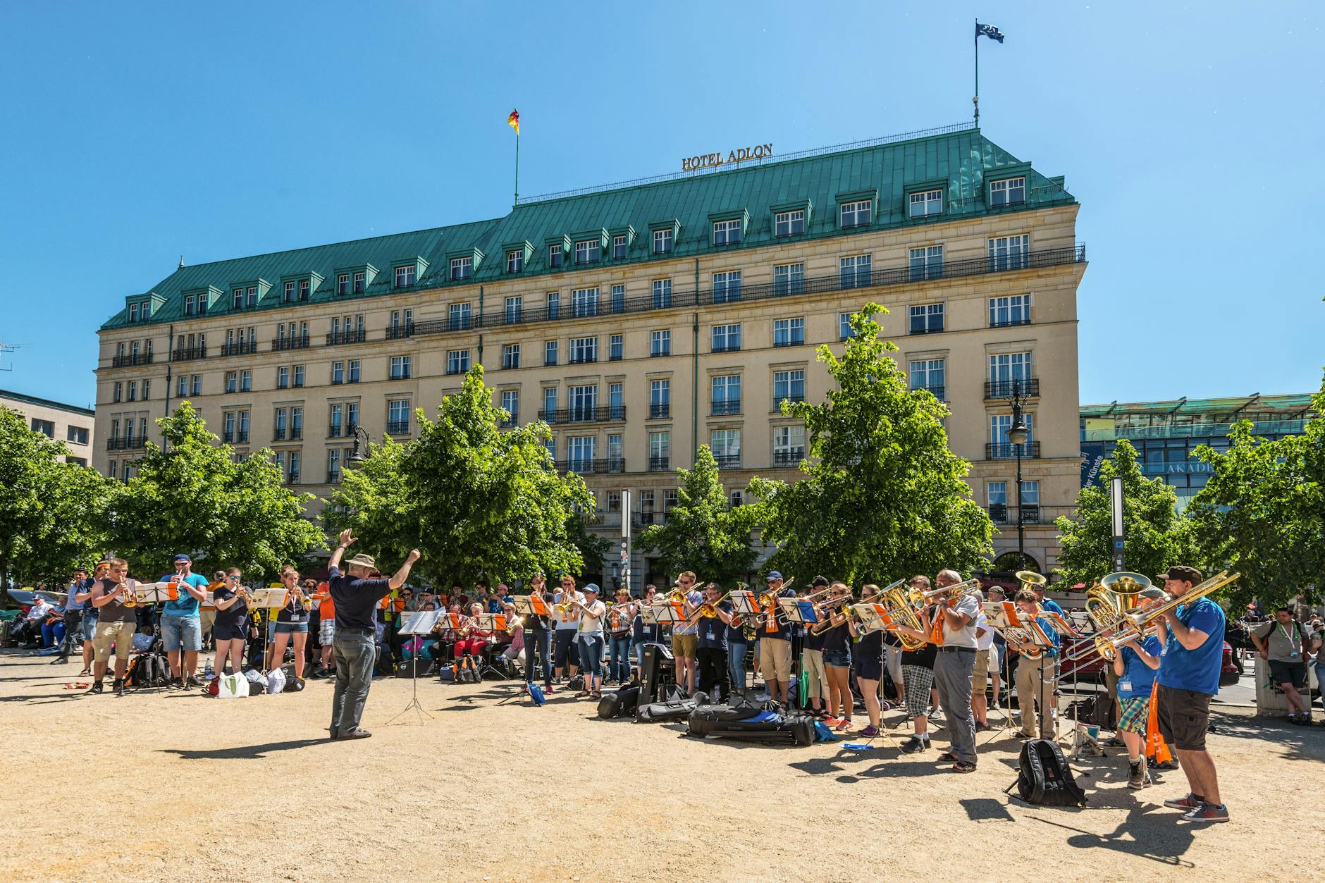 Kulisse, Luxushotel und Sehnsuchtsort nicht nur für Reisende: Das Hotel Adlon am Pariser Platz ist Berlins berühmteste Herberge. Hier bei einem Open-Air-Konzert im Sommer 2017.