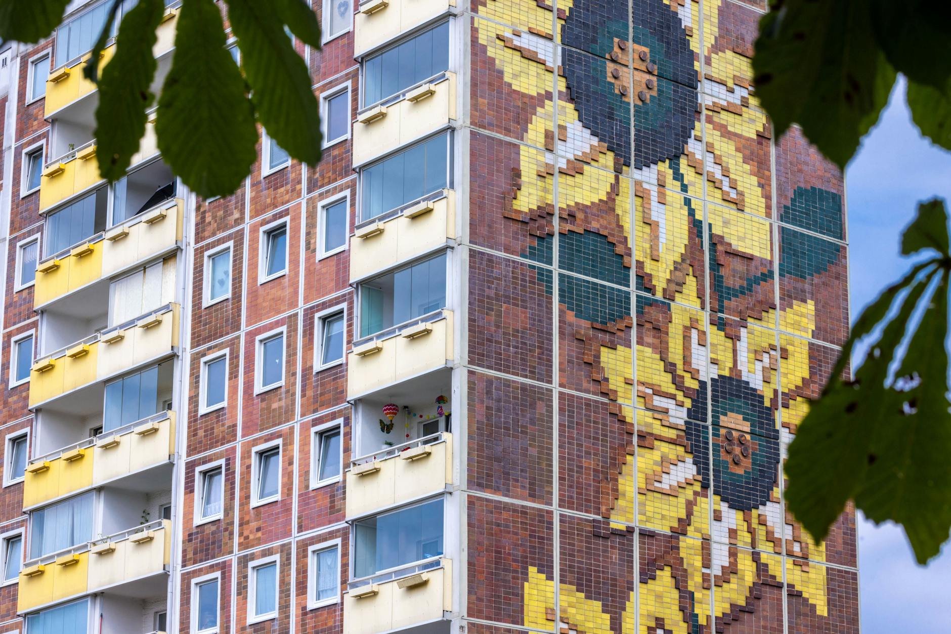Zweifelhaftes Idyll: das Sonnenblumenhaus in Rostock-Lichtenhagen.