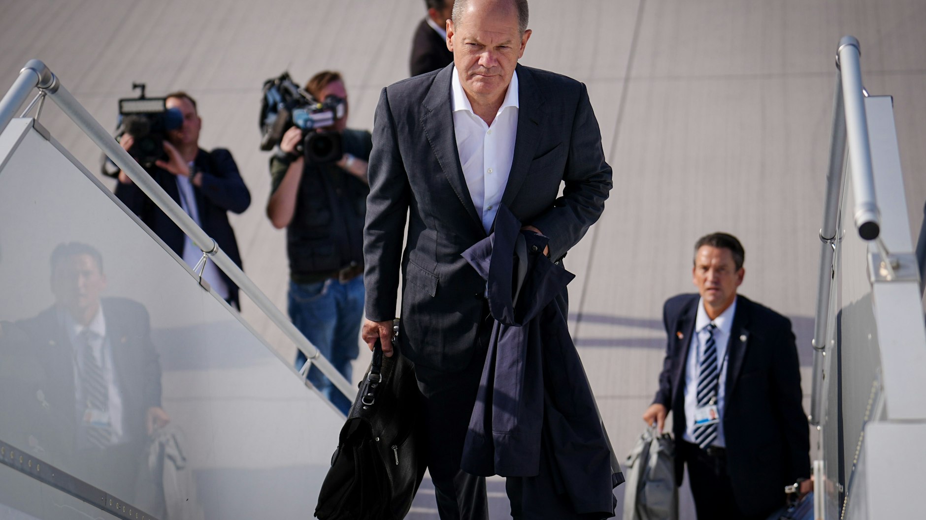 Kanzler Olaf Scholz betritt in Schönefeld den Flieger, der ihn nach Kanada bringt. Er trägt keinen Mundschutz.