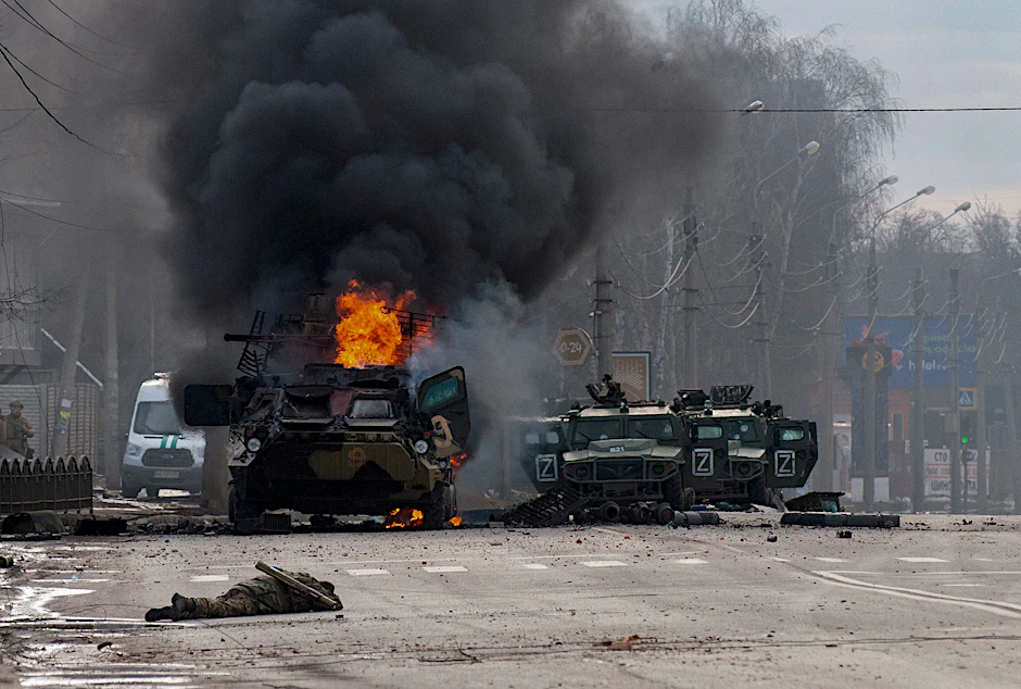 Charkiw: Ein gepanzerter Mannschaftswagen brennt nach Kampfhandlungen zwischen Russen und Ukrainern. Auf dem Fahrzeug rechts im Bild ist das russische Z-Symbol zu erkennen. (Archivfoto)
