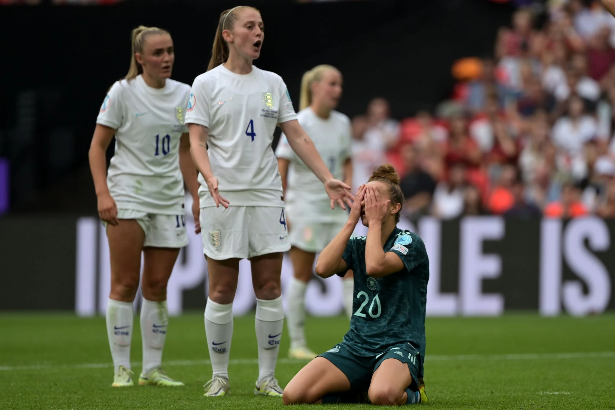Lina Magull (r) ärgert sich über eine vergebene Chance.  