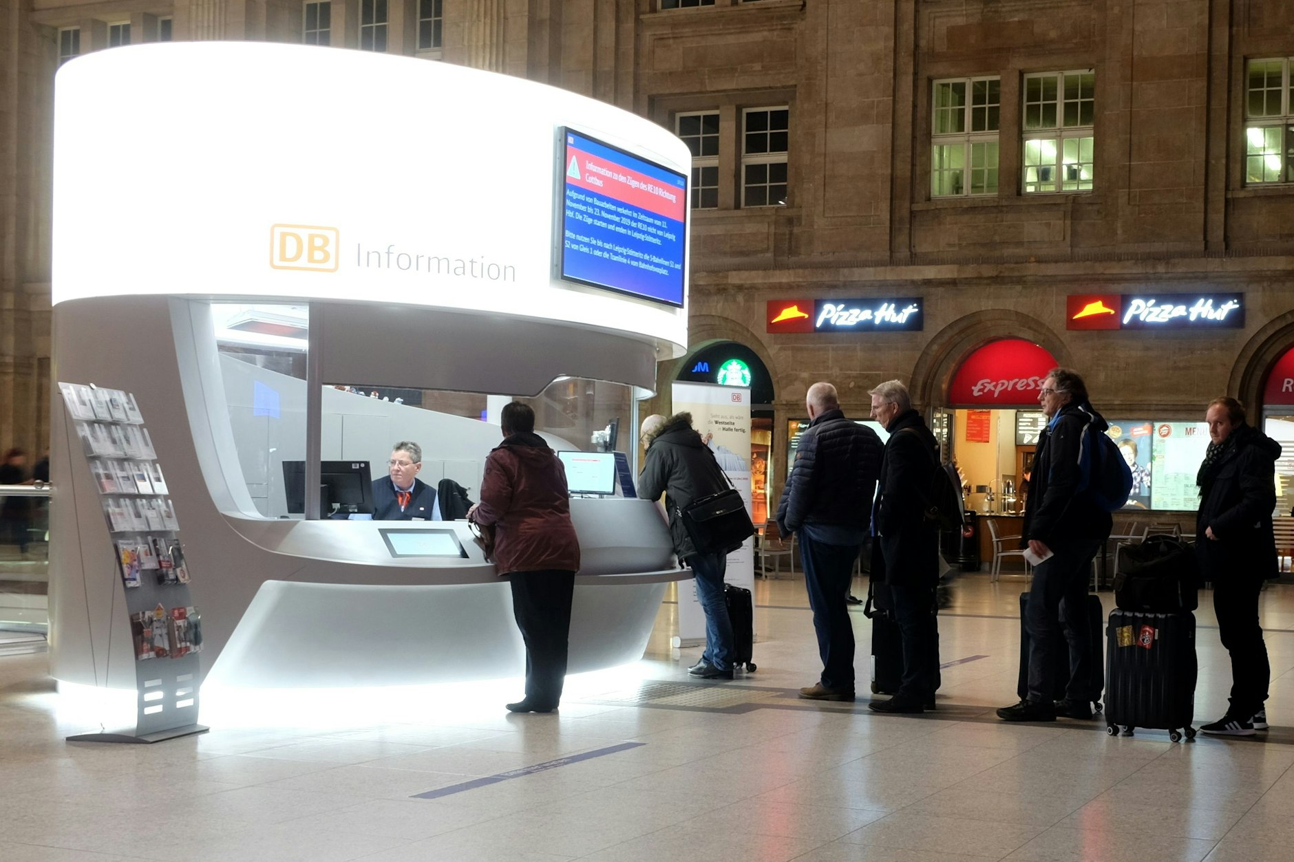 Warteschlange am Informationsschalter der Deutschen Bahn.