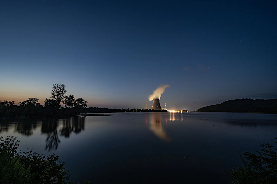 ARCHIV - Wasserdampf steigt aus dem Kühlturm des Atomkraftwerks Isar 2 in Bayern.  