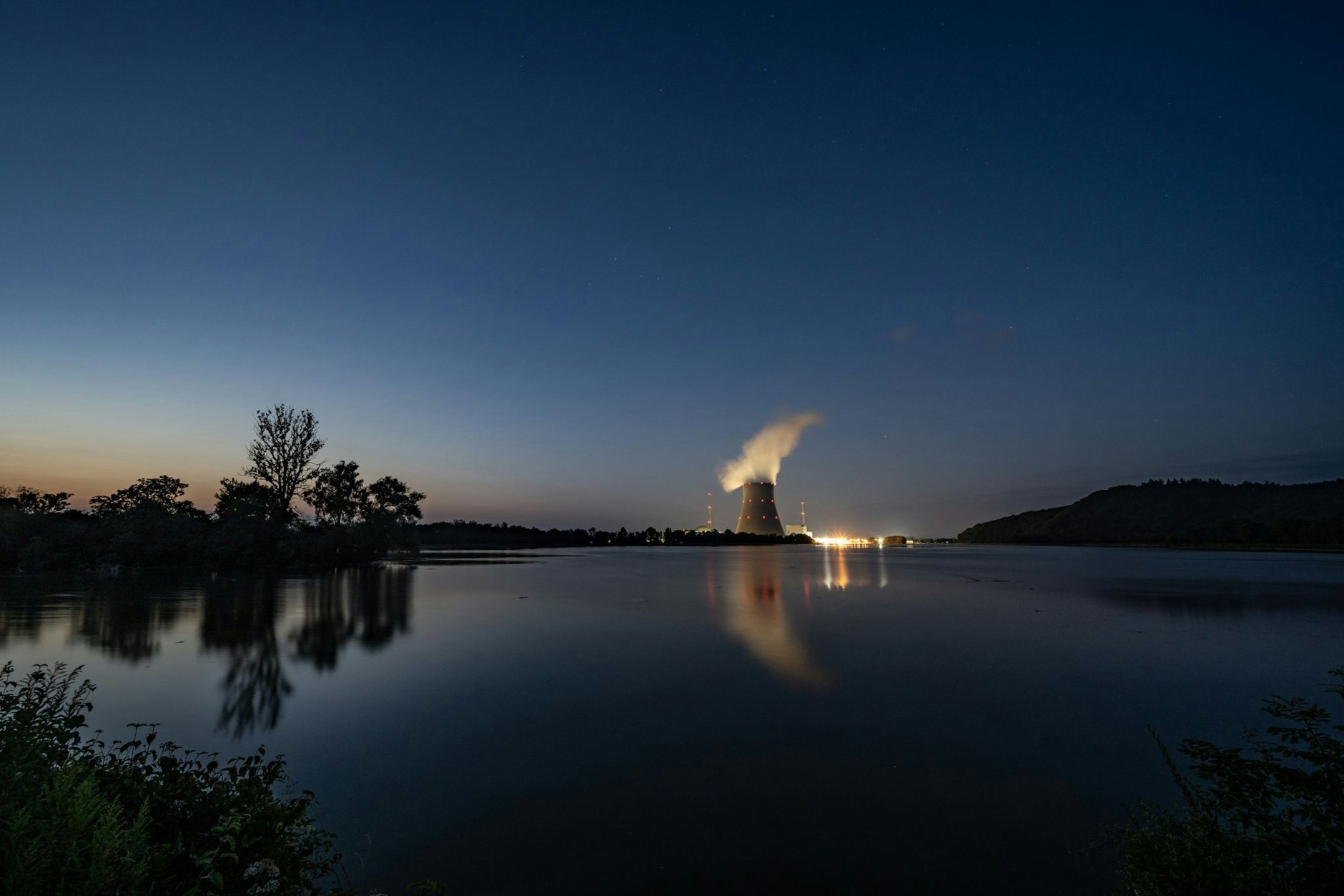 ARCHIV - Wasserdampf steigt aus dem Kühlturm des Atomkraftwerks Isar 2 in Bayern.  
