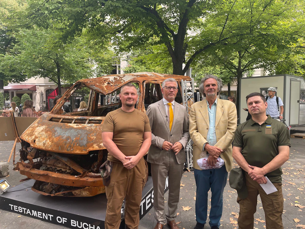 Zerschossenes Auto: Am Kudamm steht jetzt ein Zeitzeuge des Ukraine-Kriegs
