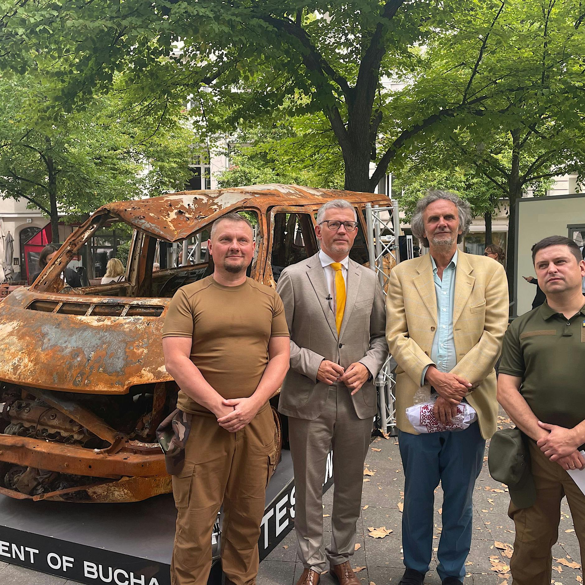 Zerschossenes Auto: Am Kudamm steht jetzt ein Zeitzeuge des Ukraine-Kriegs