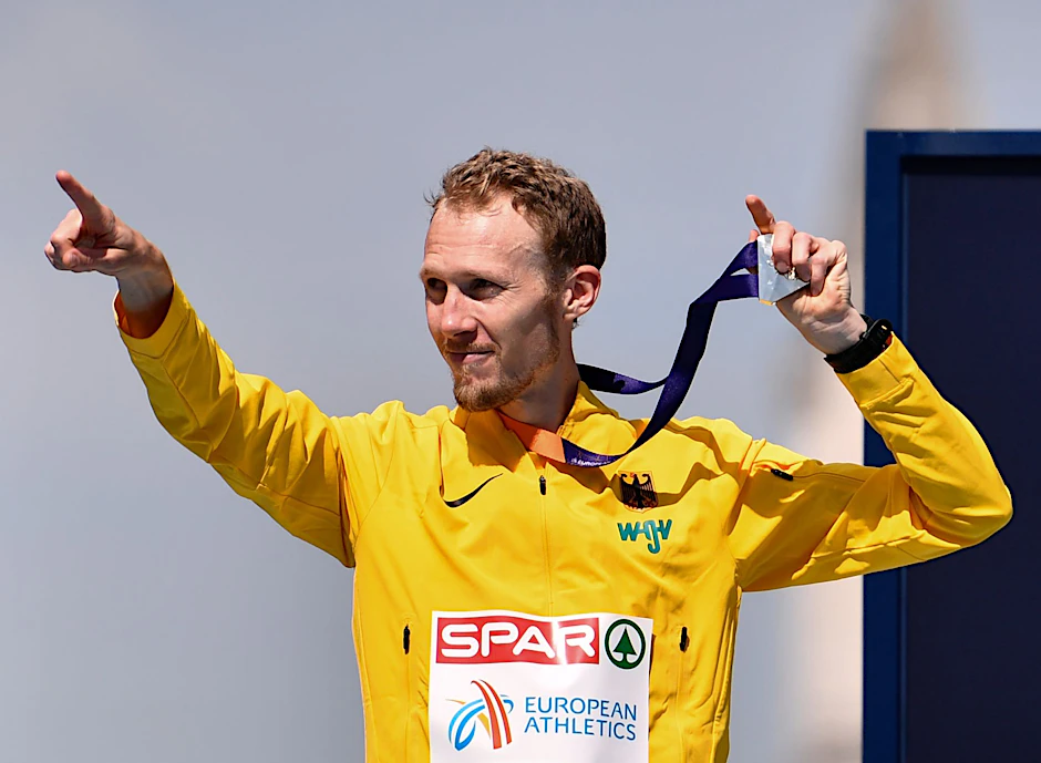 Der deutschen Marathonläufer Richard Ringer jubelt bei der Siegerehrung über Gold.  