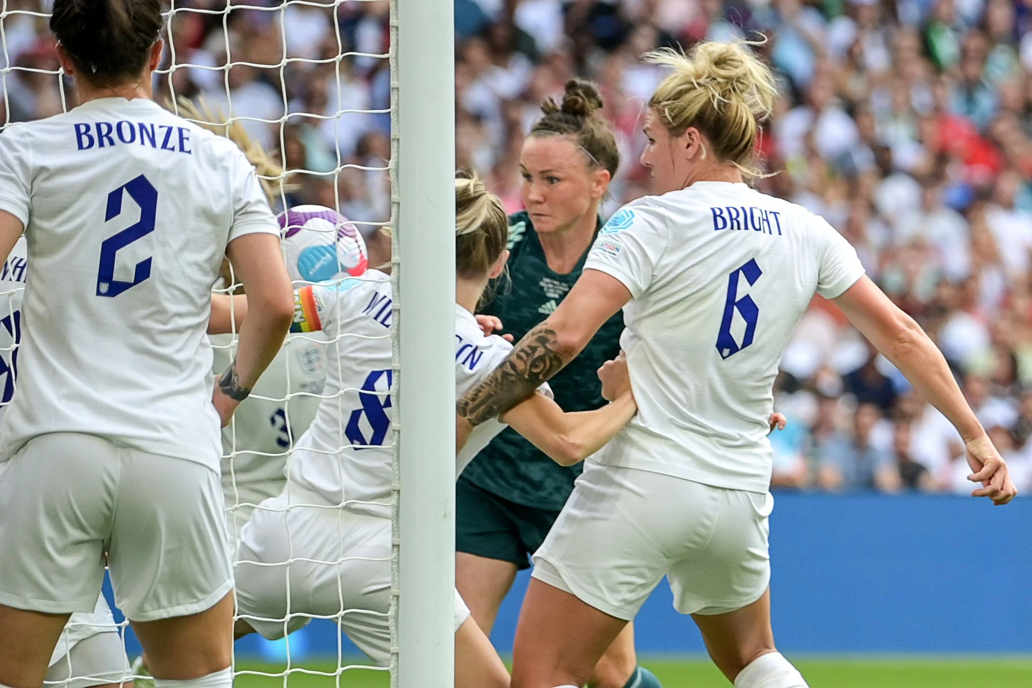 Die englische Kapitänin Leah Williamson (M) berührt den Ball mit dem Arm. Der Elfmeterpfiff blieb aber aus.  