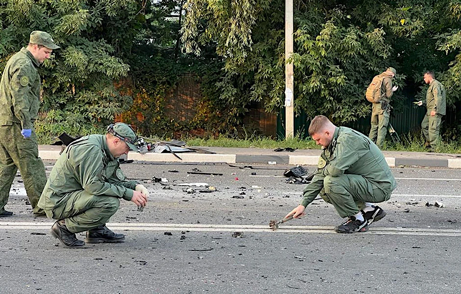 HANDOUT - Ermittler am Ort der Explosion eines von Daria Dugina gefahrenen Autos außerhalb von Moskau.  ee of Russia/AP/dpa