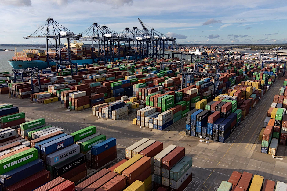 ARCHIV - Ein Streik im Containerhafen von Felixstowe droht, die britischen Lieferketten zu belasten.  