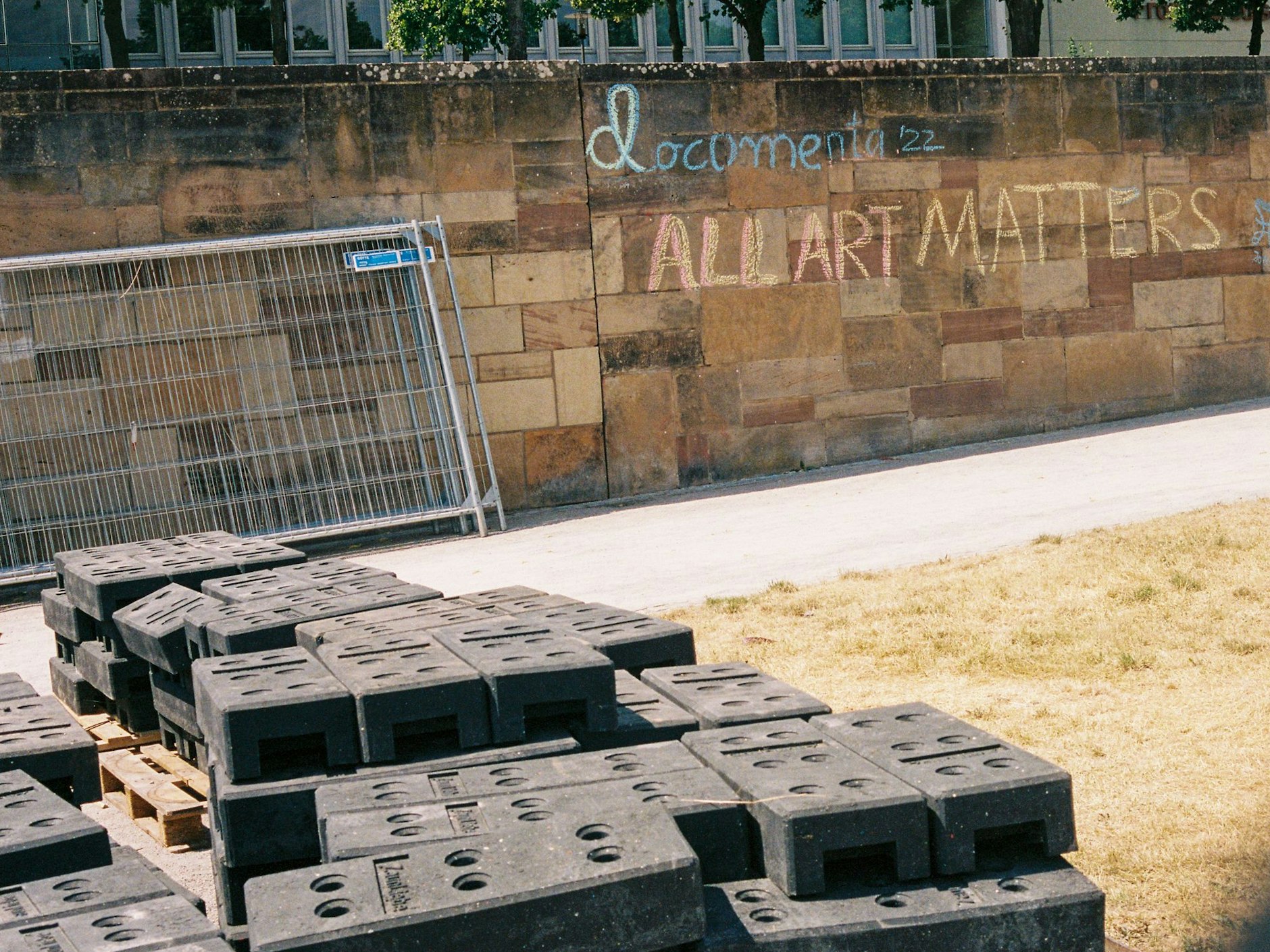 Vor dem abgebauten Kunstwerk des indonesischen Kollektivs Taring Padi am Friedrichsplatz in Kassel