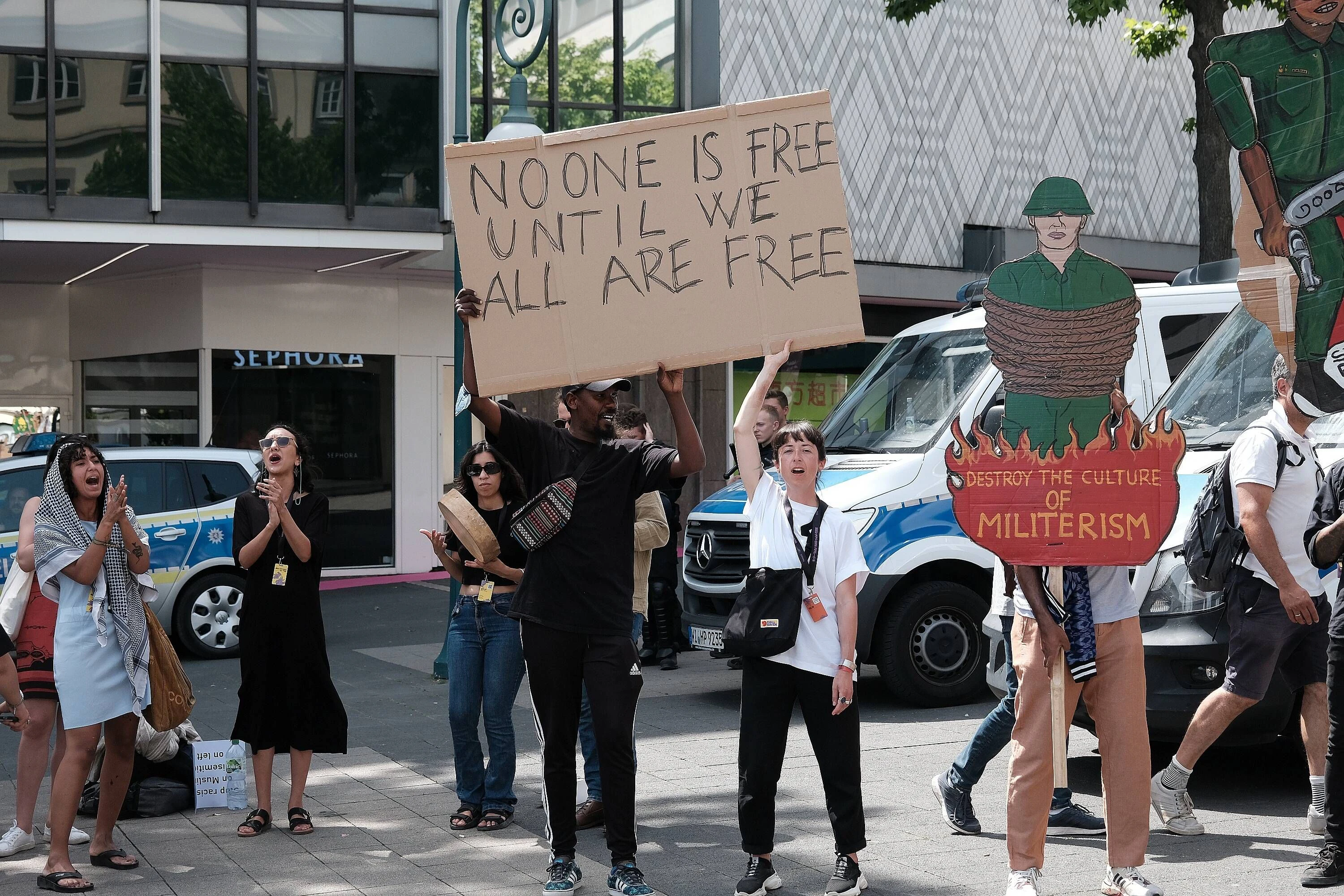 Demonstration in Kassel, mit Figuren des indonesischen Kollektivs Taring Padi