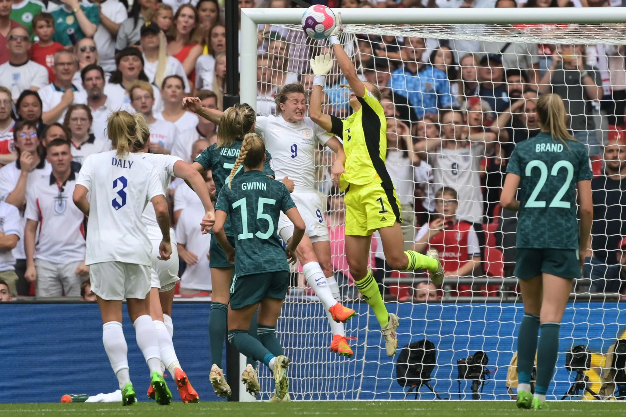 Deutschlands Torhüterin Merle Frohms klärt vor Englands Ellen White.  