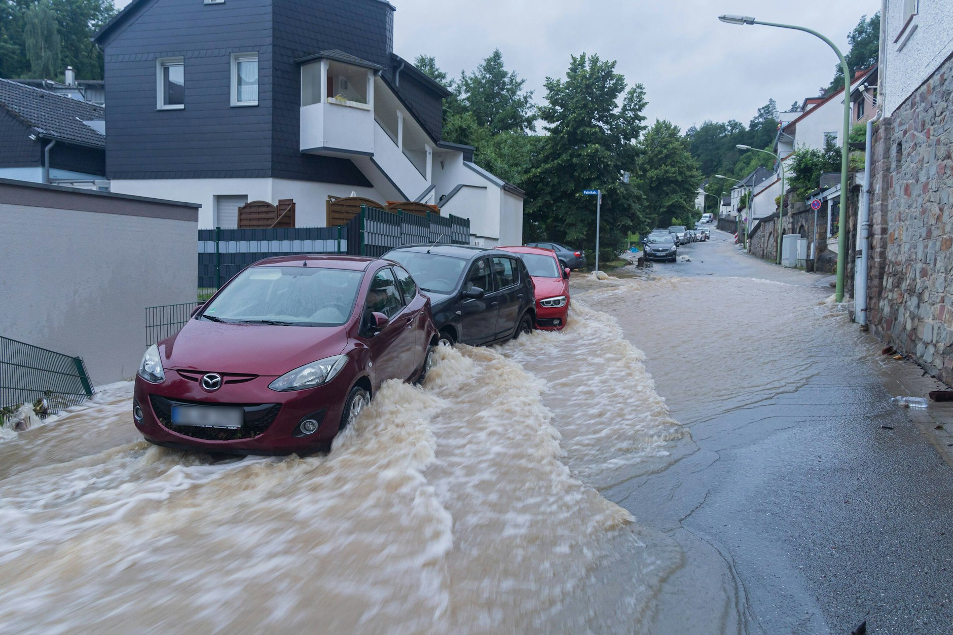 Laut Wetter-Experten drohen zum Monatswechsel wieder Sturzfluten in Deutschland.