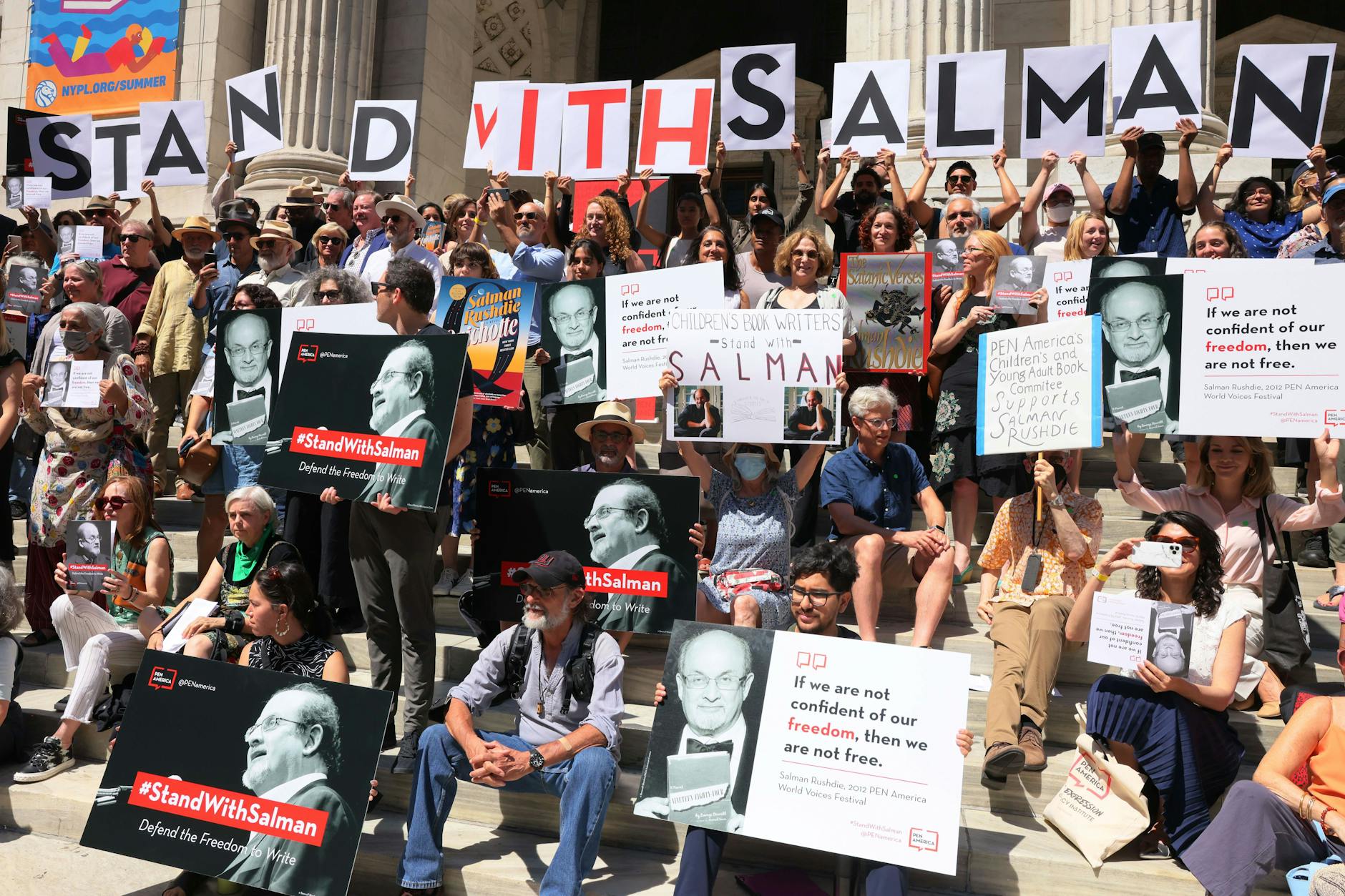 Bereits am Freitag versammelten sich Autoren und Leser in New York, um ihre Solidarität mit Salman Rushdie zu zeigen.