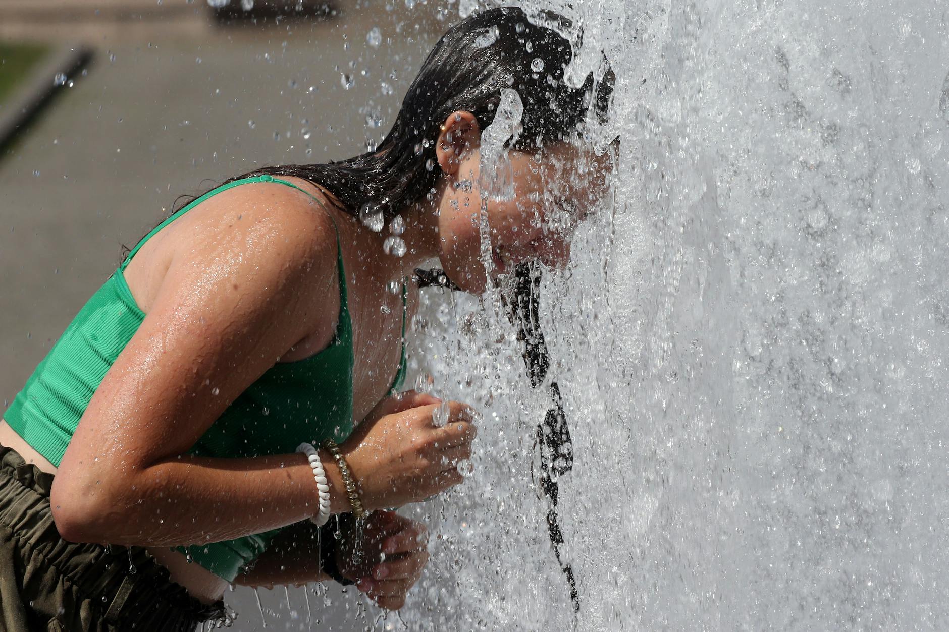 Am Mittwoch könnten es bis zu 35 Grad werden in Deutschland. Man muss daher viel Wasser trinken und sich gelegentlich kühlen (Symbolbild).