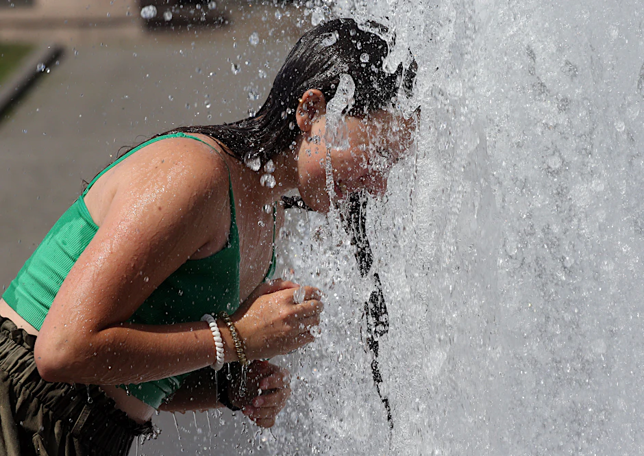Am Mittwoch könnten es bis zu 35 Grad werden in Deutschland. Man muss daher viel Wasser trinken und sich gelegentlich kühlen (Symbolbild).