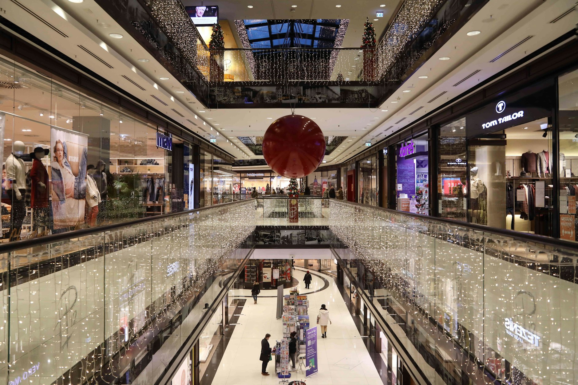 Volle Beleuchtung in der Mall of Berlin. ABer auch der Einzelhandel will Energie und Kosten sparen.(Symbolbild)