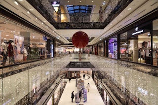 Shoppen bei Dämmerlicht: Einzelhandel plant reduzierte Beleuchtung und geschlossene Türen