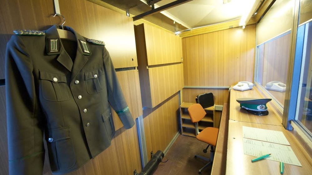 Die ständige Ausstellung „Alltag der deutschen Teilung“ im Tränenpalast zeigt anschaulich biografische Beispiele, Originalobjekte und Zeitzeugeninterviews. Der Eintritt ist kostenlos.