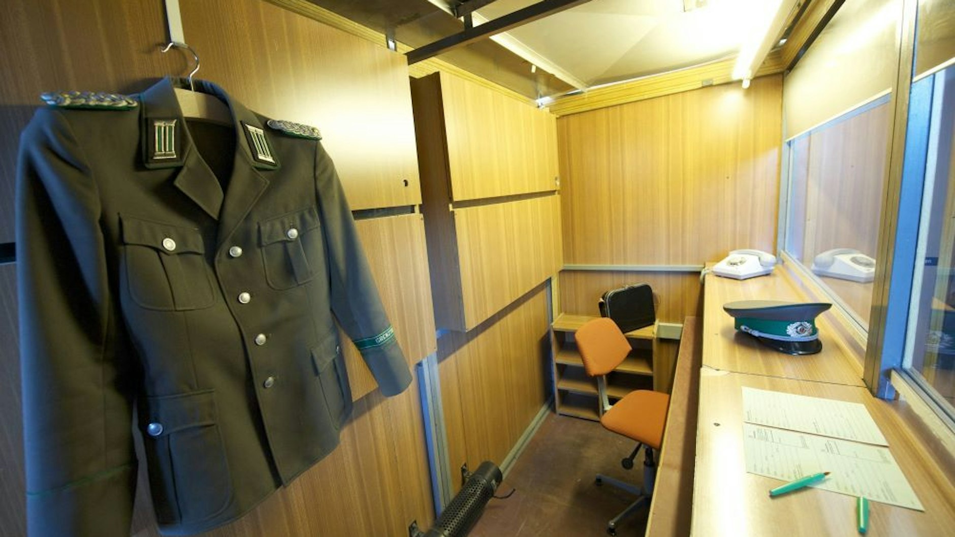 Die ständige Ausstellung „Alltag der deutschen Teilung“ im Tränenpalast zeigt anschaulich biografische Beispiele, Originalobjekte und Zeitzeugeninterviews. Der Eintritt ist kostenlos.