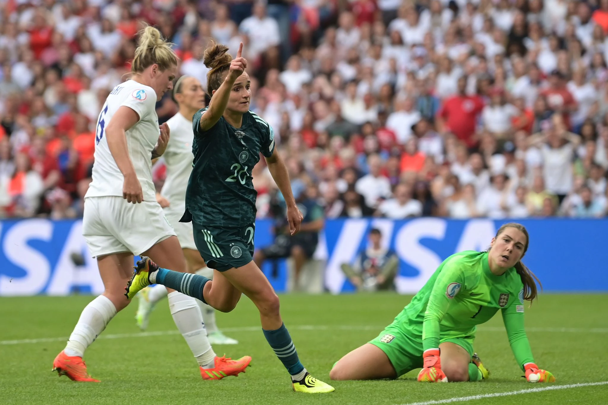 dpatopbilder - Deutschlands Lina Magull (M) traf zum 1:1-Ausgleich.  