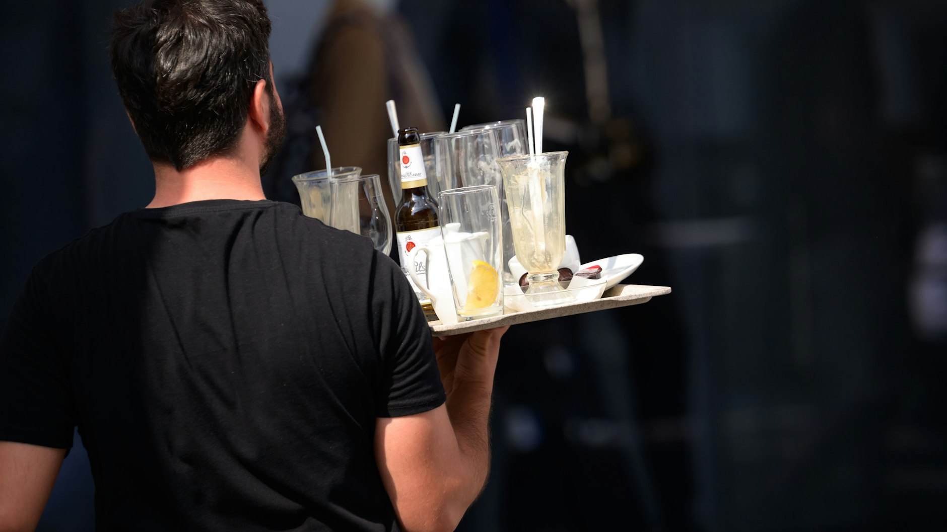 Kellner sind oft in Minijobs angestellt. Ab Oktober dürfen sie mehr Geld verdienen und der Mindestlohn steigt.