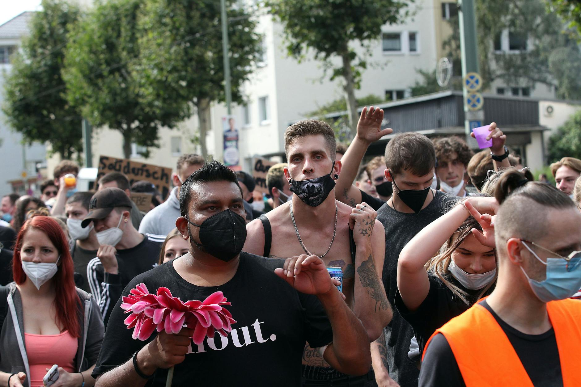 Berlin, August 2021: Feierwütige tanzen beim Zug der Liebe.
