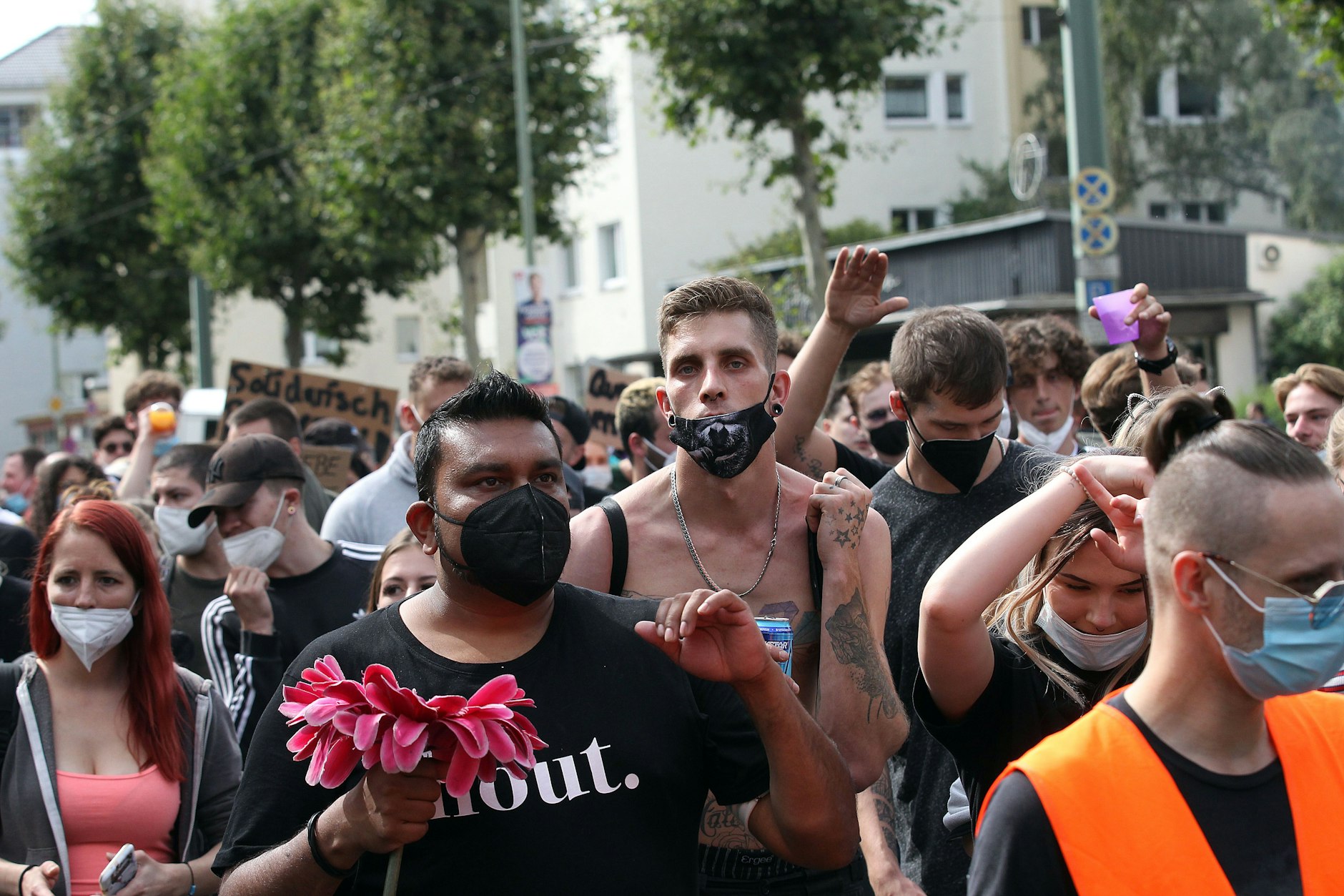 Berlin, August 2021: Feierwütige tanzen beim Zug der Liebe. 