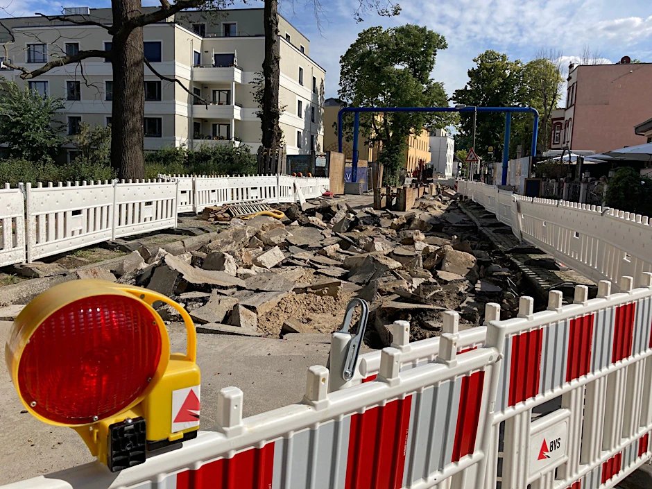An der Regattastraße in Grünau herrscht seit einigen Wochen Baustellenchaos. Es wird noch Monate so bleiben.