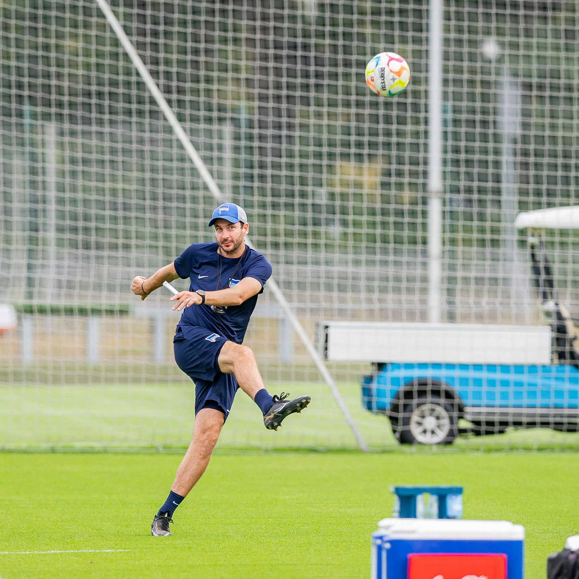 Auch Coach Sandro Schwarz kann es noch. Volleyschuss im Hertha-Training.