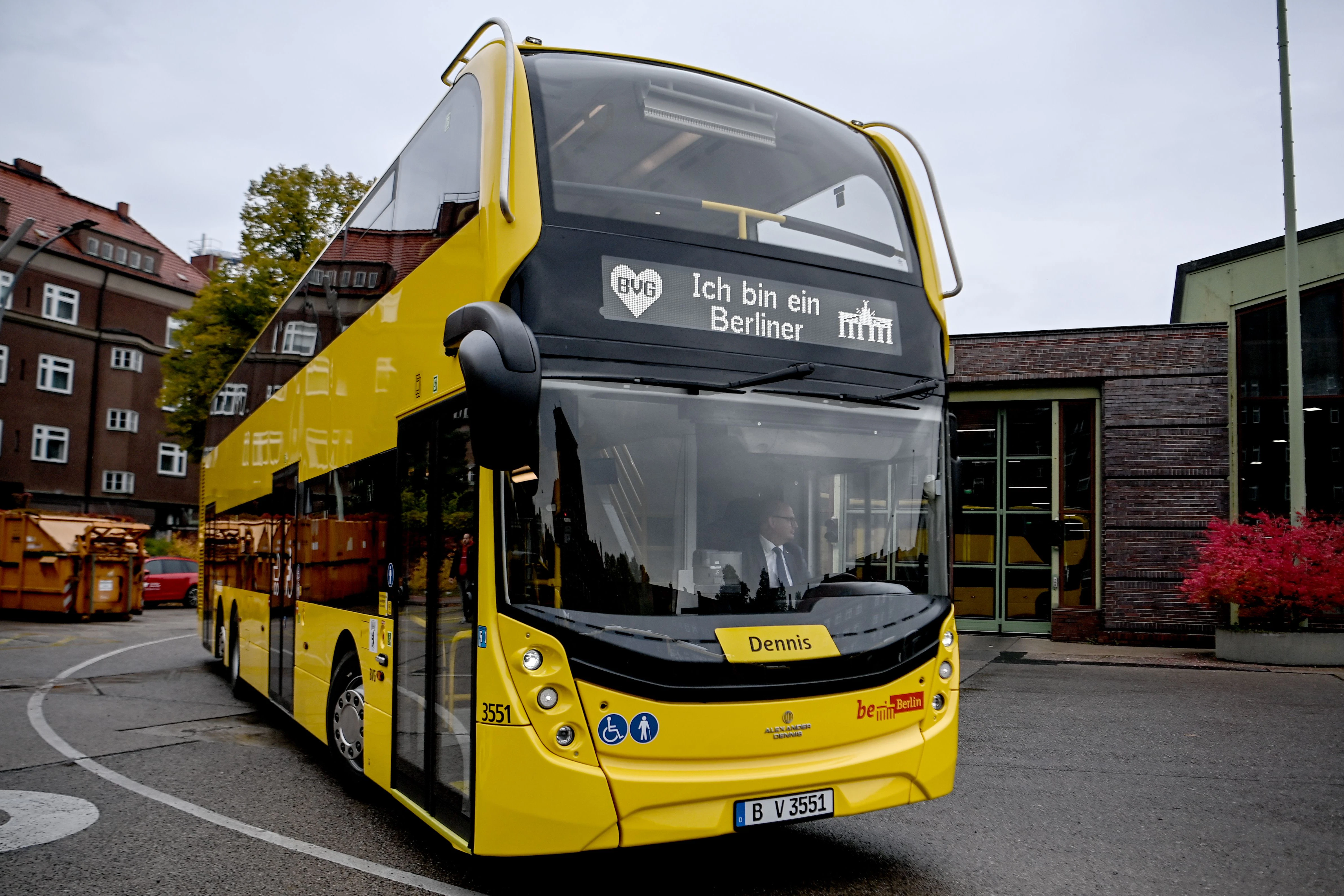 Gestatten, ich bin Dennis! Ein Prototyp des ADL Enviro 500 steht 2021 im Busbetriebshof Cicerostraße. Der andere Vorserienbus heißt Alexandra. Beide Namen erinnern an den Bushersteller Alexander Dennis aus Großbritannien.