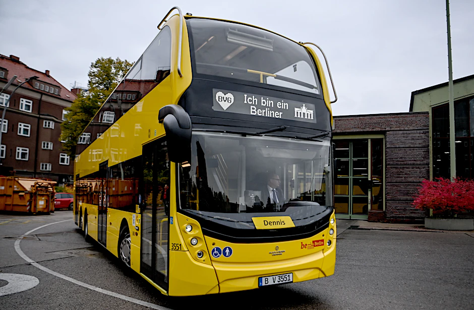 Gestatten, ich bin Dennis! Ein Prototyp des ADL Enviro 500 steht im Busbetriebshof Cicerostraße. Der andere Prototyp heißt Alexandra. Beide Namen erinnern an den Hersteller Alexander Dennis.