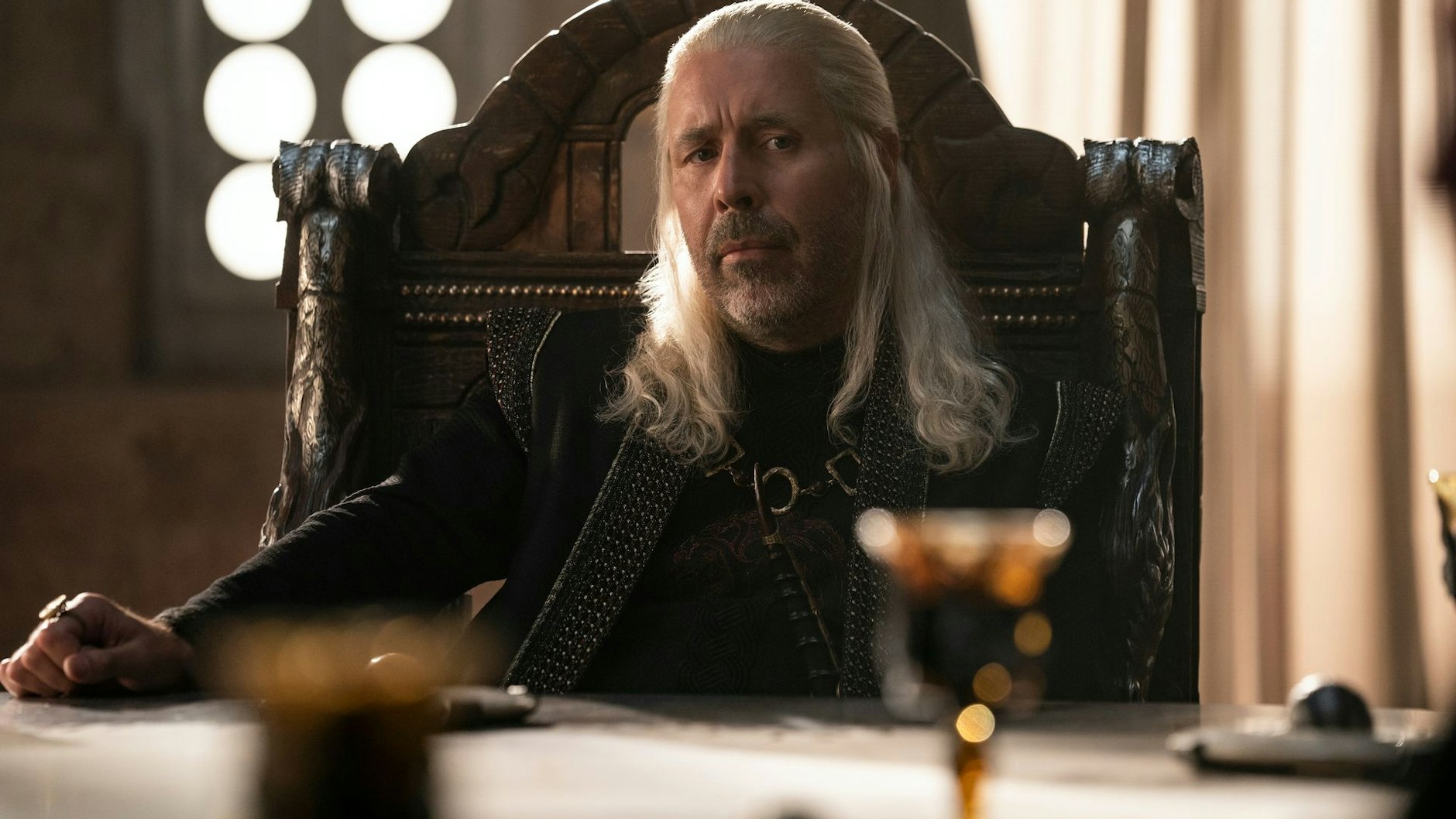 Der traurige König Viserys I. (Paddy Considine) in „House of the Dragon“.