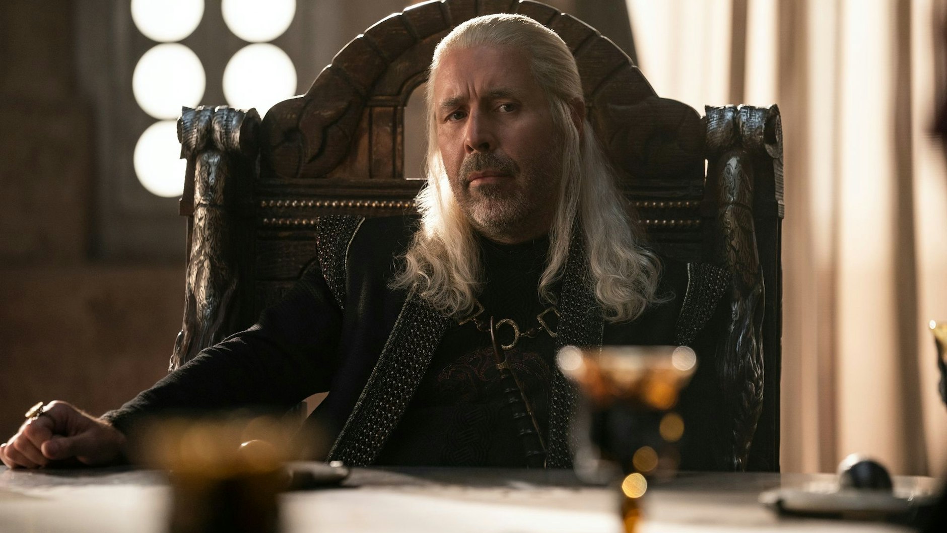 Der traurige König Viserys I. (Paddy Considine) in „House of the Dragon“.
