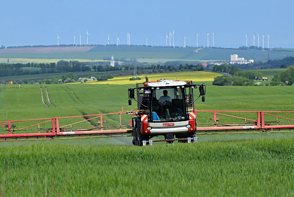 ARCHIV - Auf einem Feld in Thüringen mit Wintergerste wird mit einer 30 Meter breiten, sogenannten selbstfahrenden Pflanzenschutzspritze ein Fungizid gesprüht.  