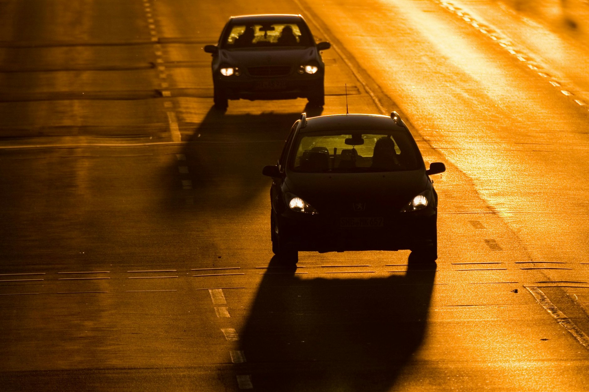 Fahrende Autos im Gegenlicht.