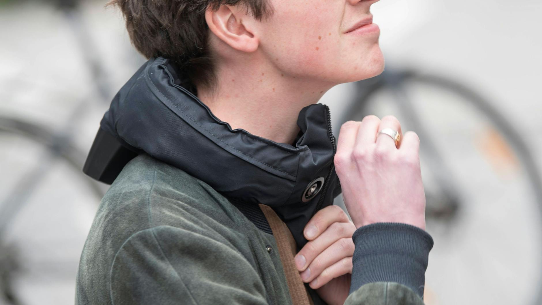 Sieht man immer öfter, auch in Berlin: Airbags für Radfahrer.