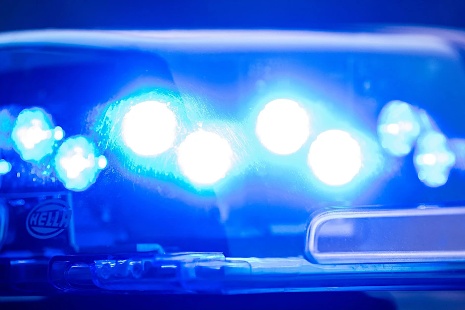 ARCHIV - Ein Blaulicht leuchtet auf dem Dach einer Polizeistreife.  