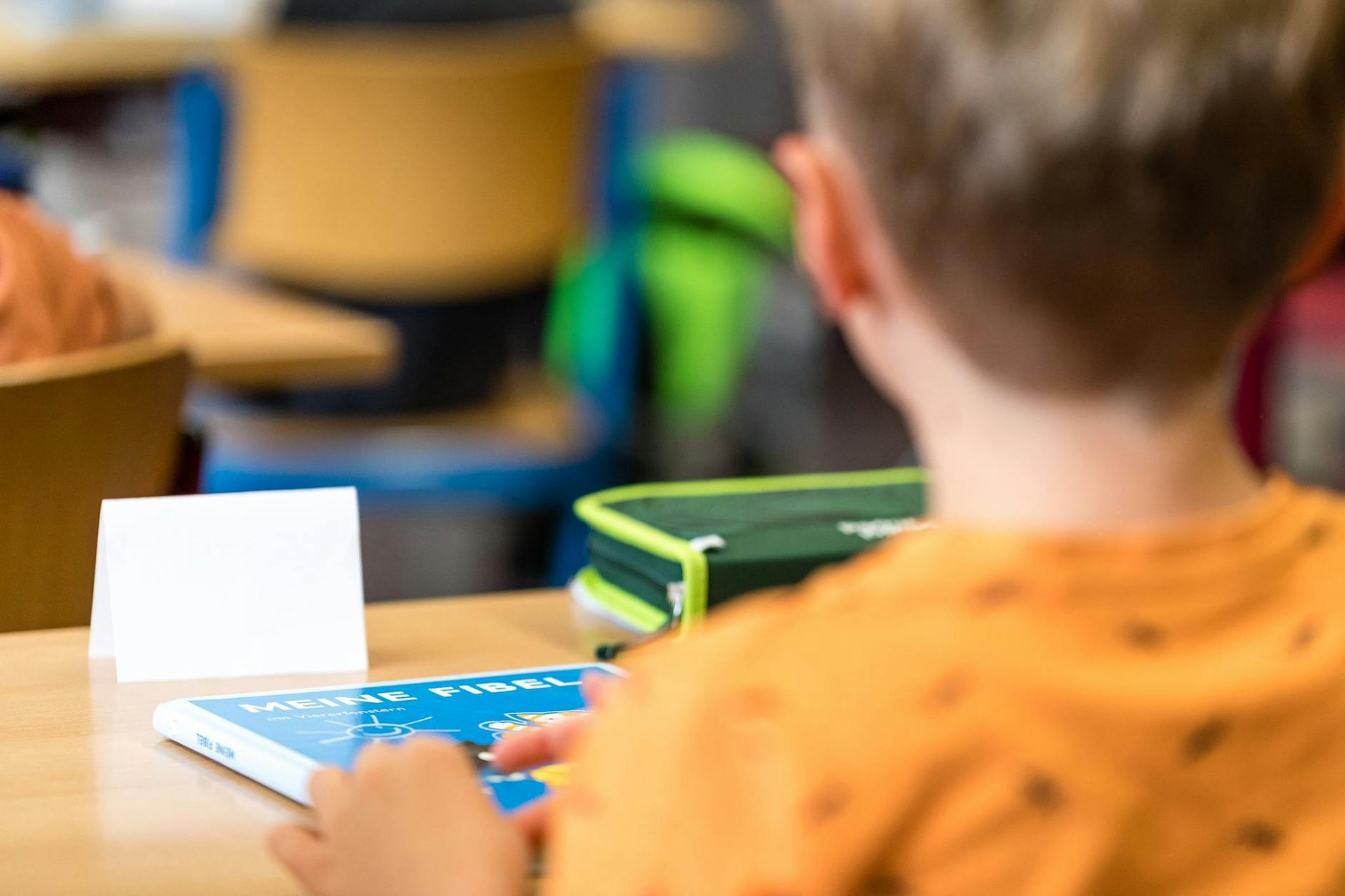 Ein Junge sitzt am ersten Schultag nach den Sommerferien in seinem Klassenraum. - Nutzung nur nach schriftlicher Vereinbarung mit der dpa