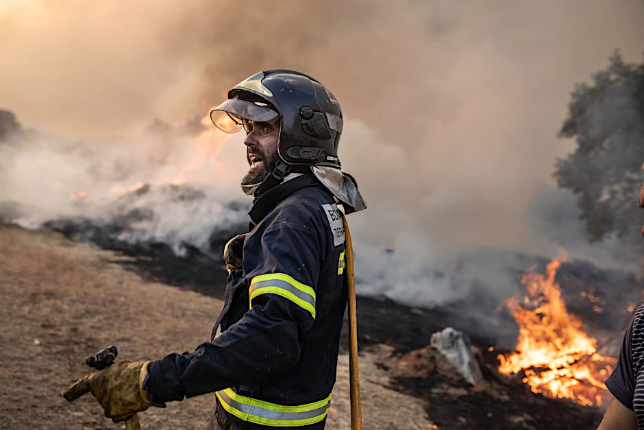 Ein spanischer Feuerwehrmann versucht, einen Waldbrand zu löschen (Symbolbild).