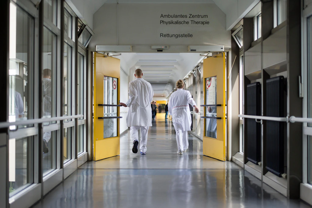 Berlin: Zeitarbeit boomt in der Krankenpflege, doch sie kann Patienten schaden