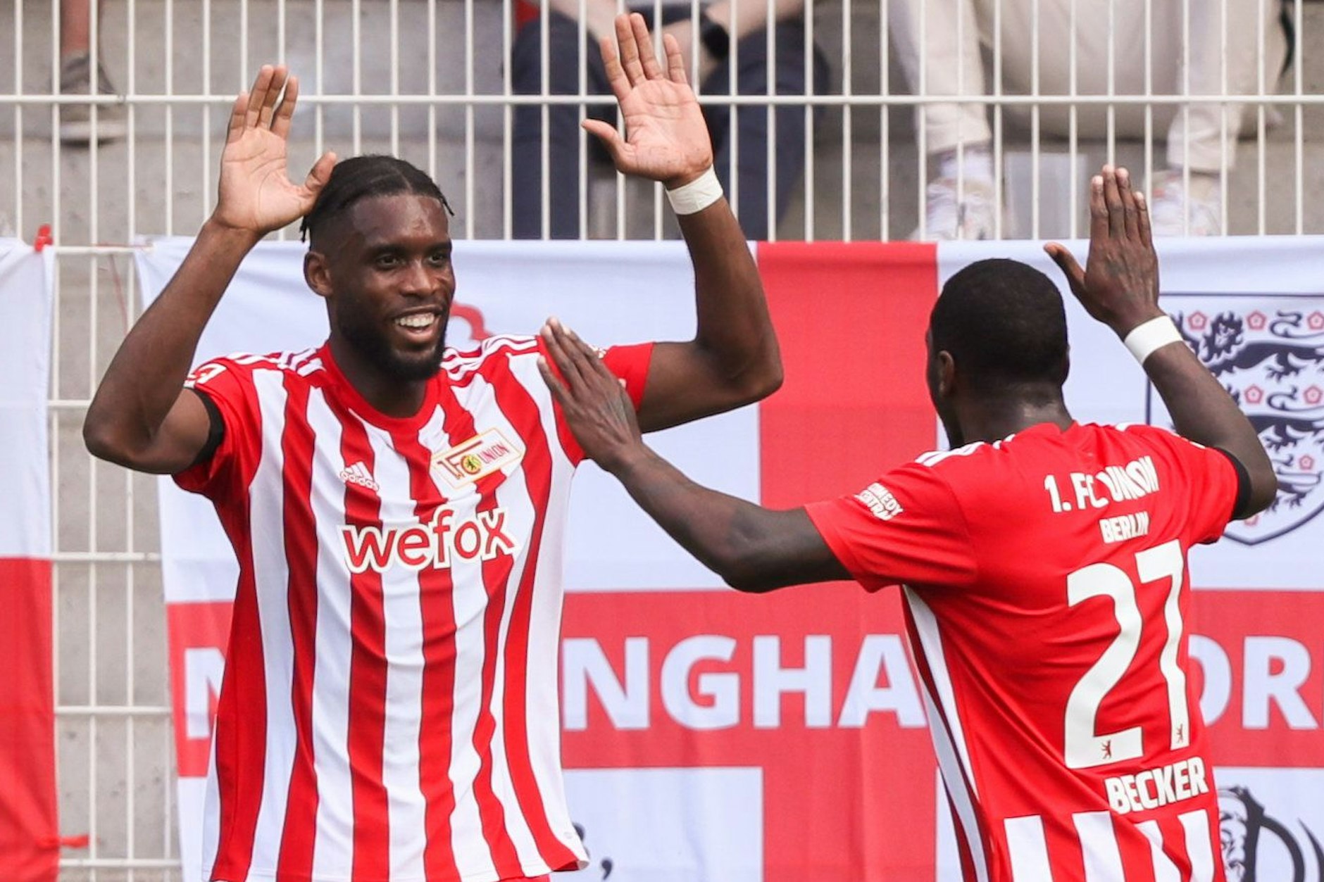 Jordan Siebatcheu (l.) und Sheraldo Becker hatten in der noch jungen Saison schon reichlich Grund zum Jubeln.